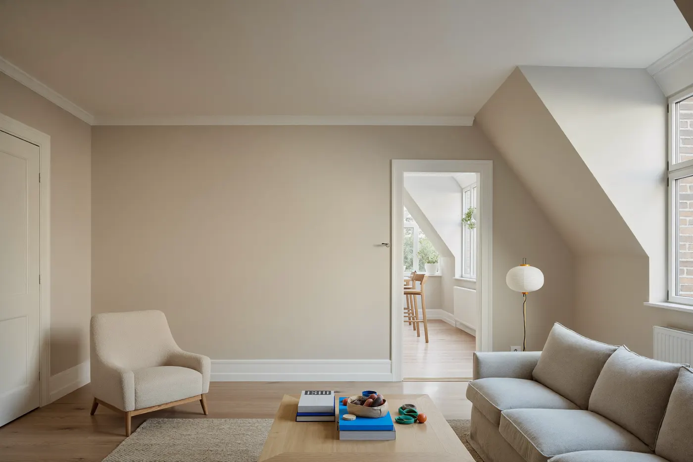 Lichte woonkamer met vers geschilderde wanden en wit plafond