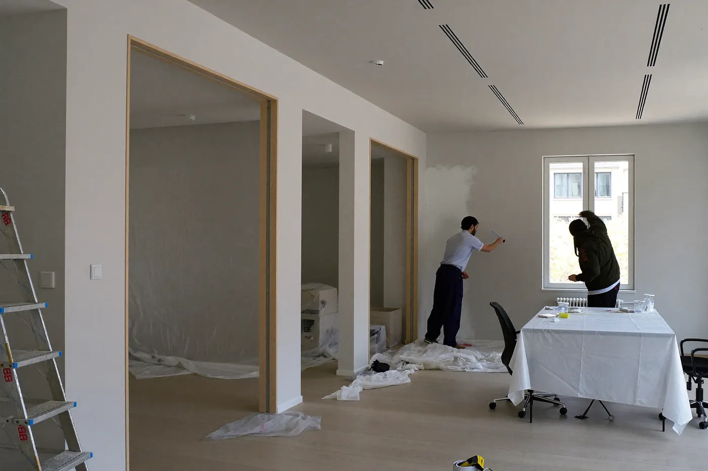 Schilders werken in een nette moderne kantoorruimte
