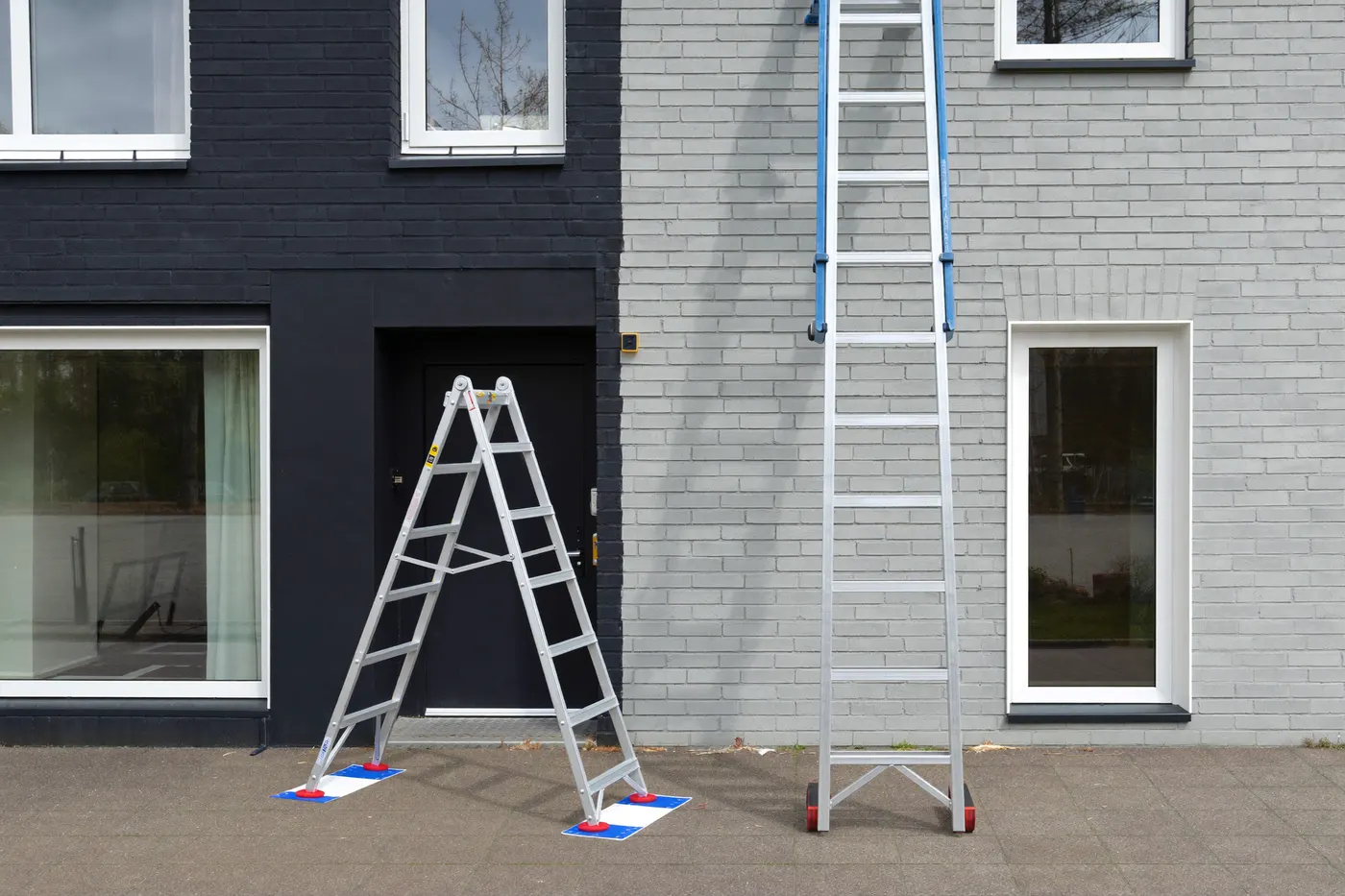 Schilder schildert buitenkozijnen van een Nederlandse woning